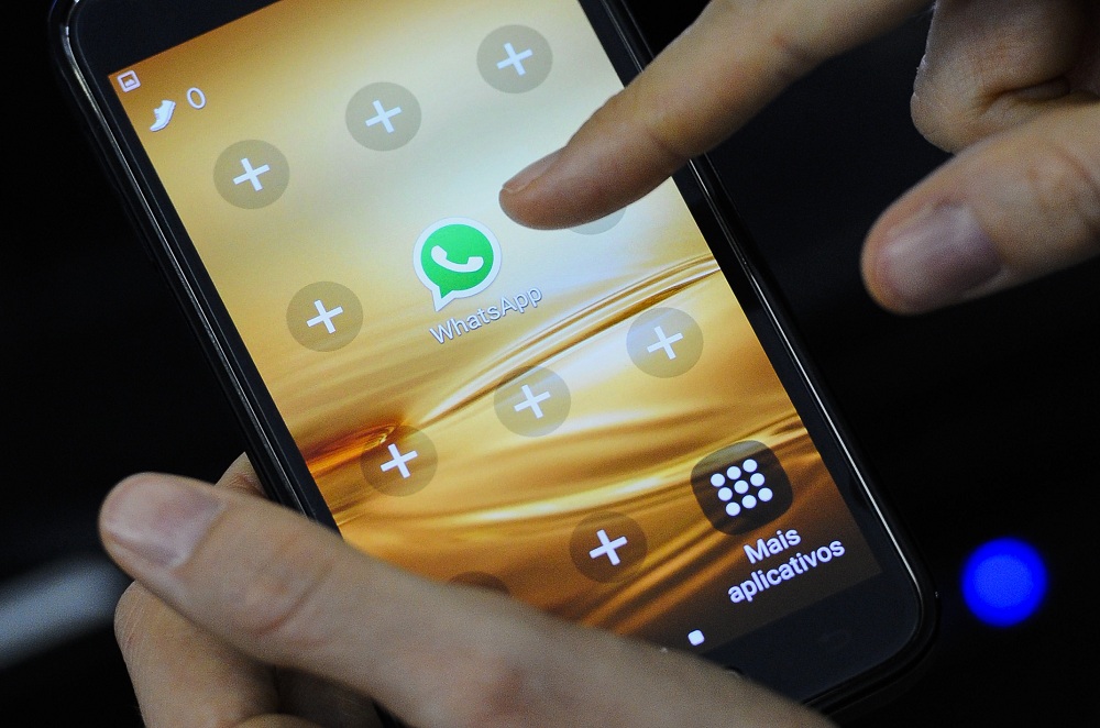 Telefone celular com ícone do aplicativo Whatsapp na tela