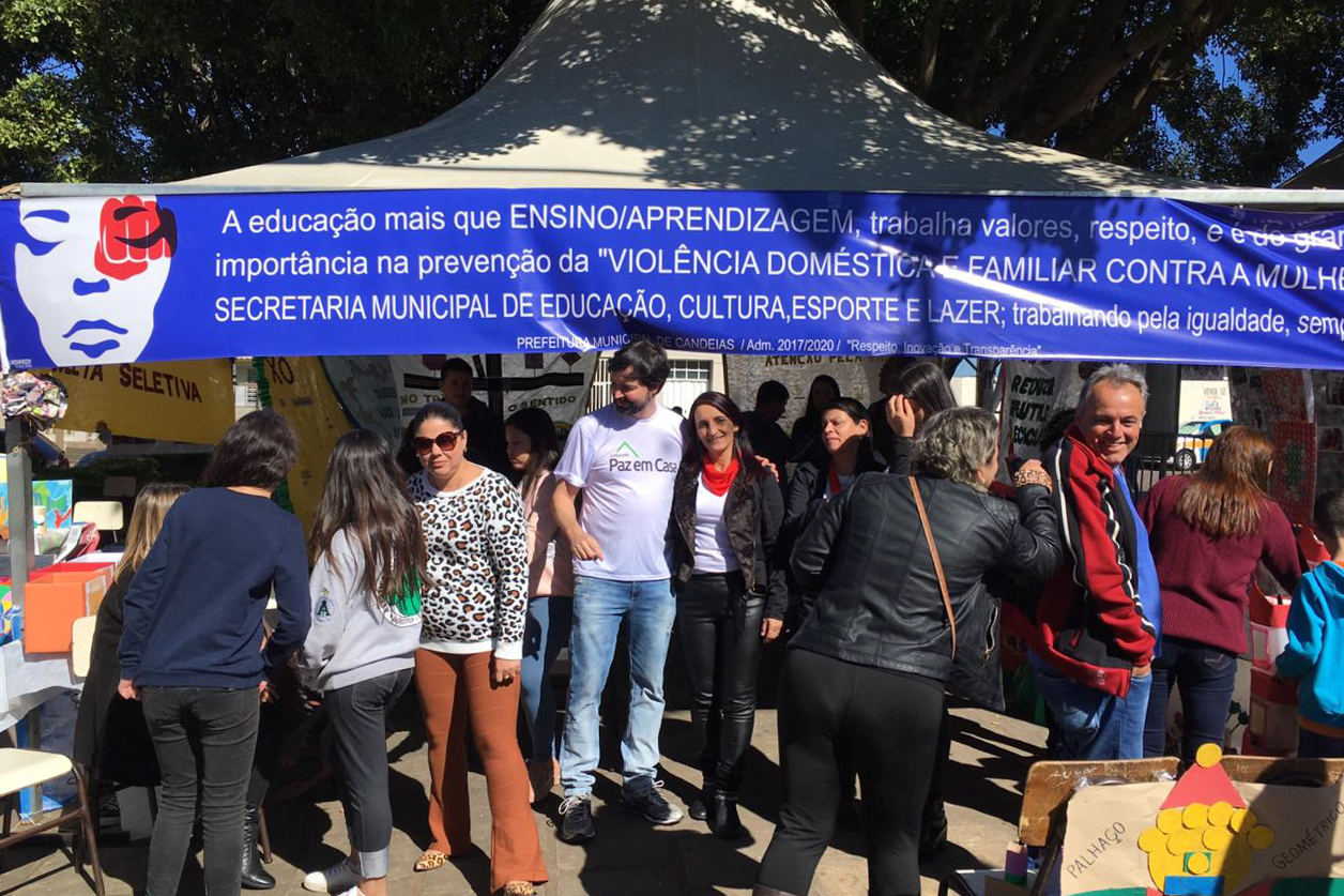 Tenda ao ar livre com faixa e pessoas