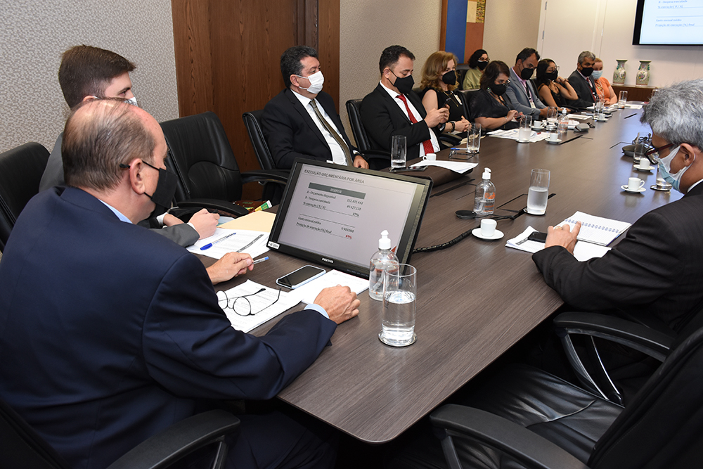 Desembargador e gestores em reunião