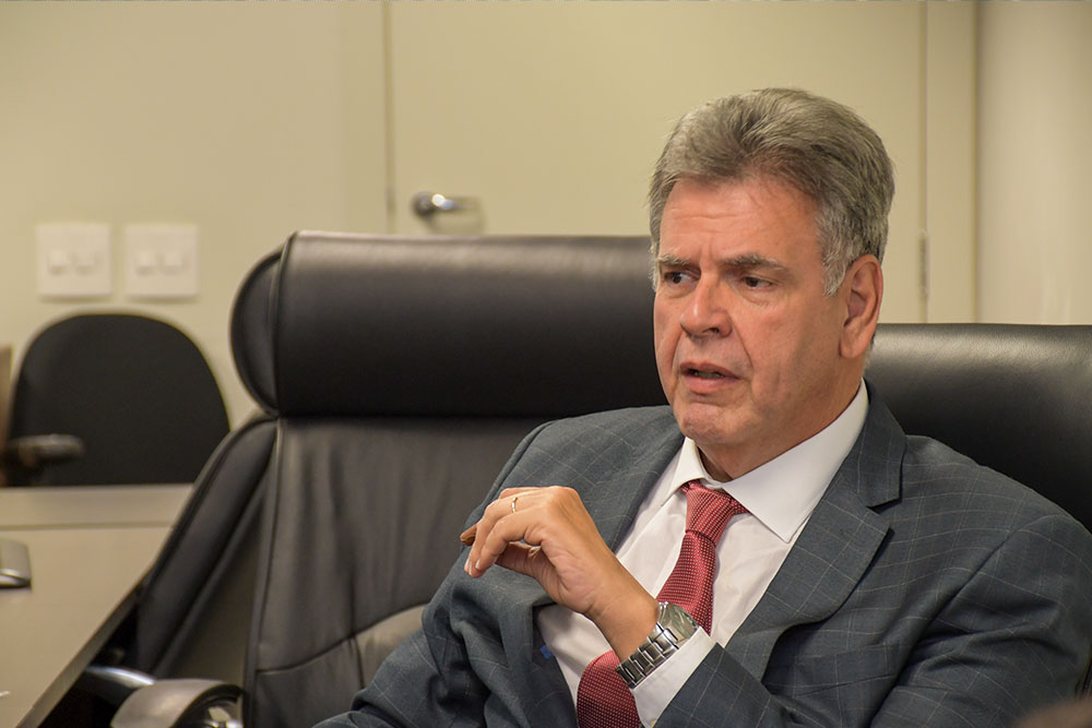 Magistrado, de terno, em gabinete