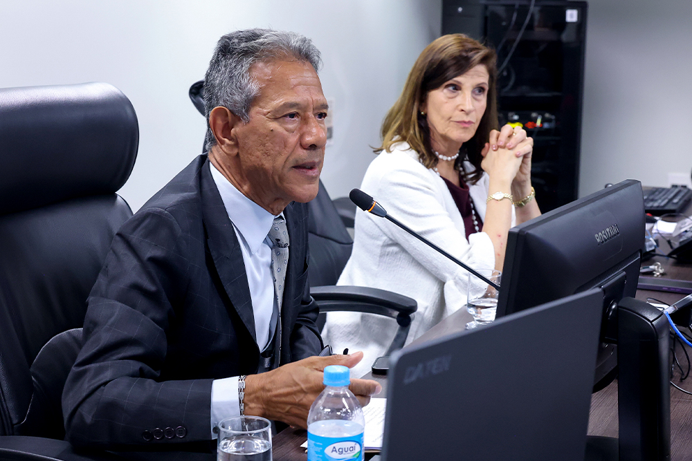 Not-Pr-Vicente-de-Oliveira-em-reuniao-de-transicao-da-nova-gestao1.jpg