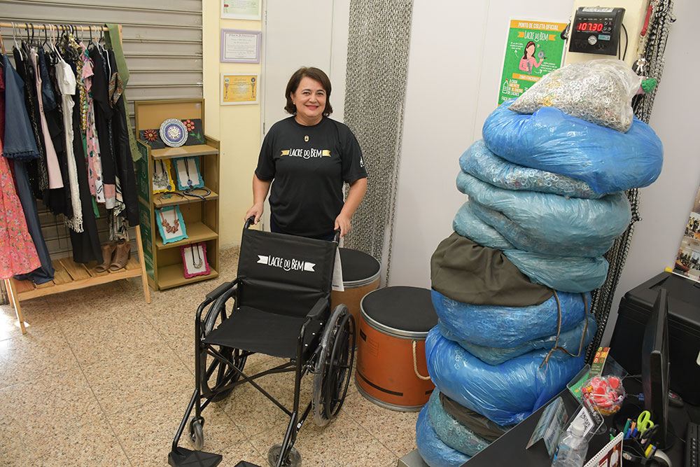 Mulhr mostra cadeira de rodas rodeada por sacolas com lacres