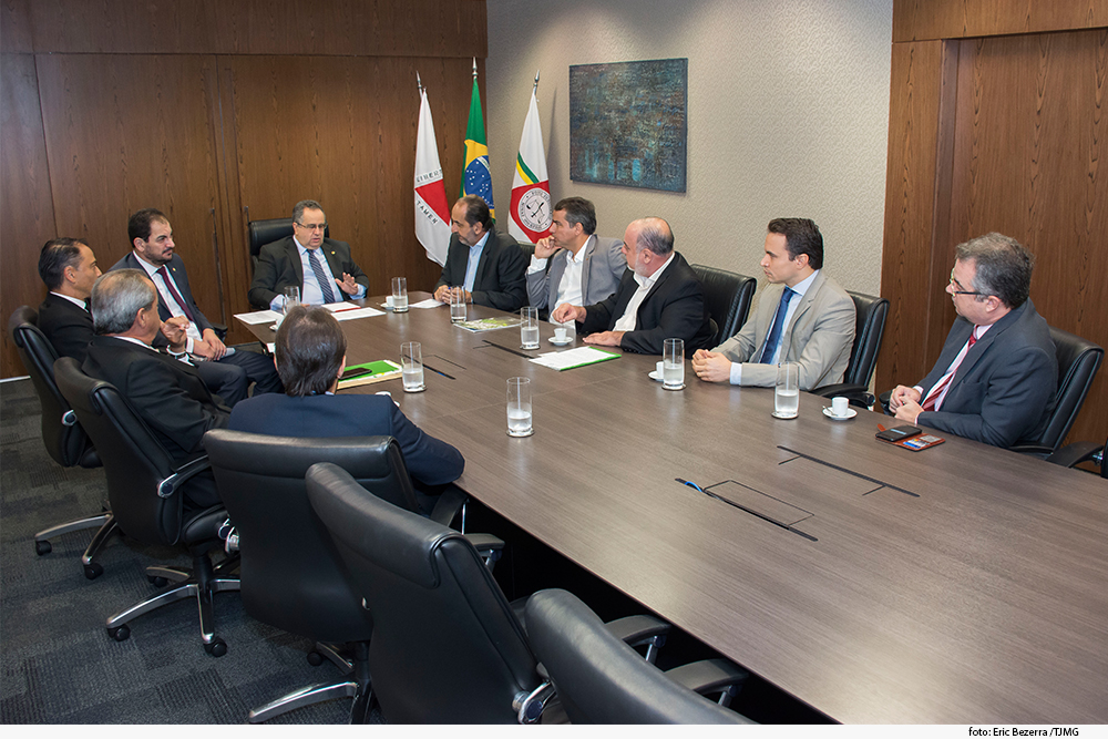 Imagem mostra presidente do TJMG, desembargador Nelson Missias, prefeito de BH, Alexandre Kalil, entre outros