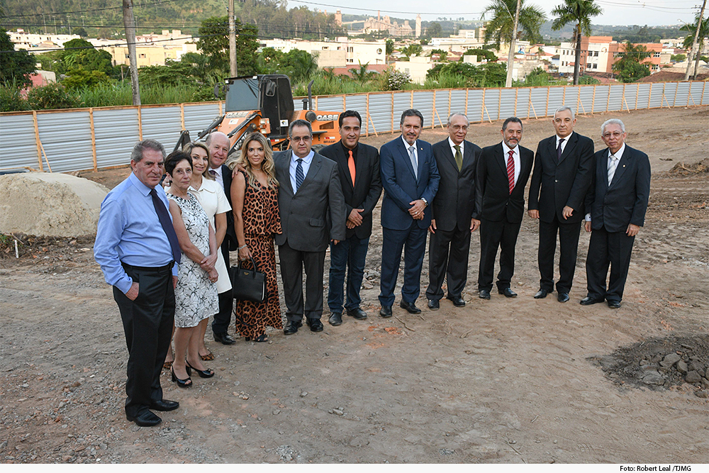 foto de grupo de pessoas em terreno