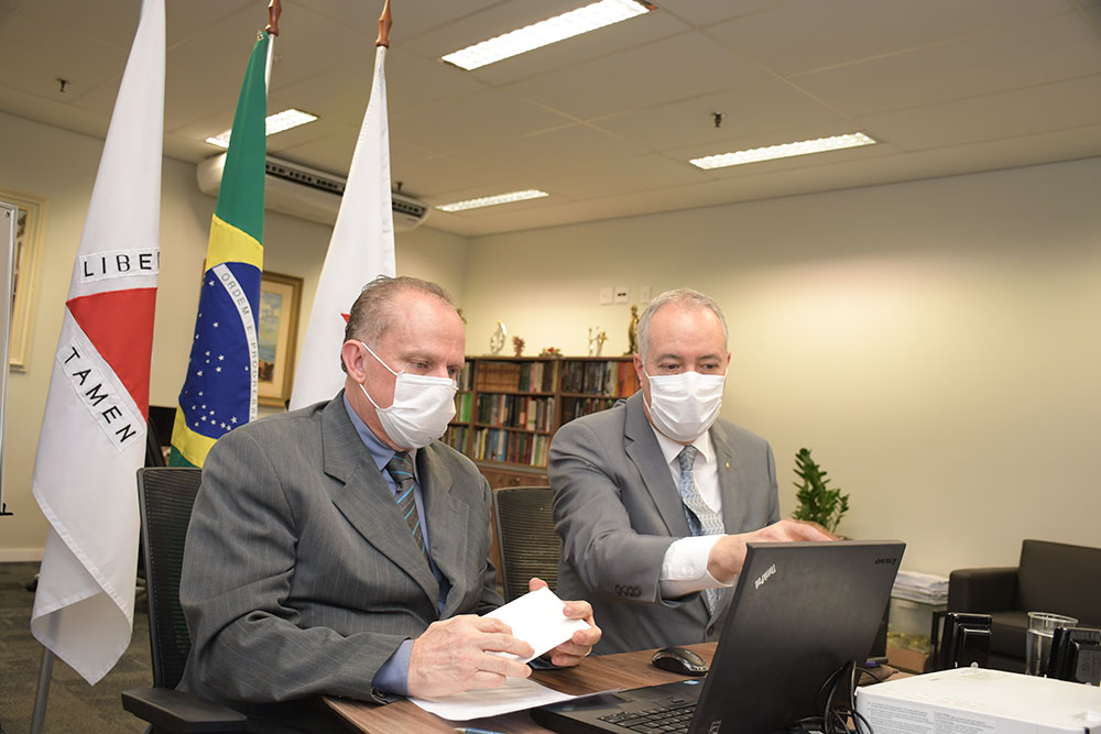 Desembargador e juiz em gabinete de trabalho participam de videoconferência
