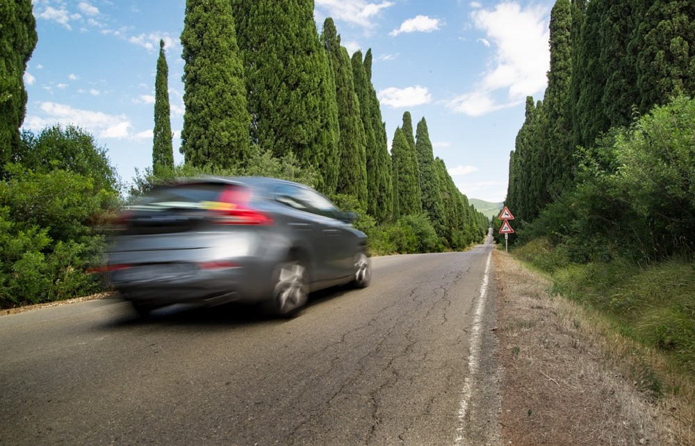 Carro percorre estrada em alta velocidade