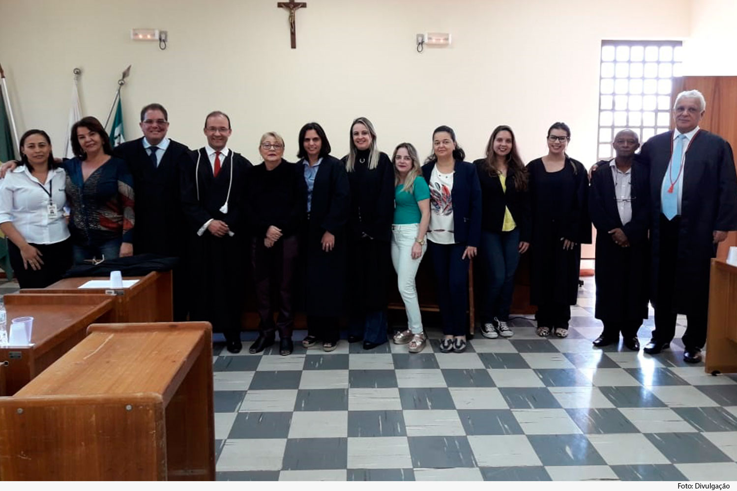 Grupo posa em tribunal do júri