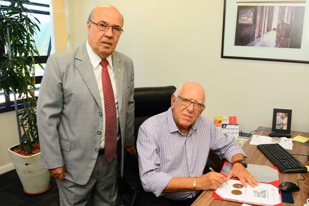 not---Medalha-do-Serro-Des.-Armando-Freire-entrega-ao-Dr.-Geraldo-Lins-2-.jpg