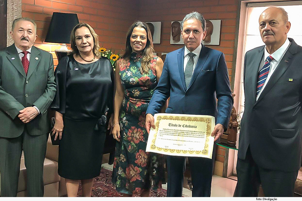 A imagem mostra ao centro o desembargador Afrânio Vilela exibindo o Título de Cidadão Honorário do Estado do Piauí