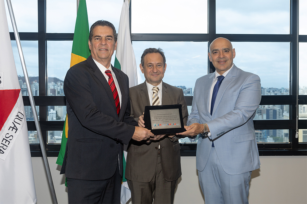 Not 1 Entrega da placa ao Des. Evandro Lopes da Costa Teixeira.jpg