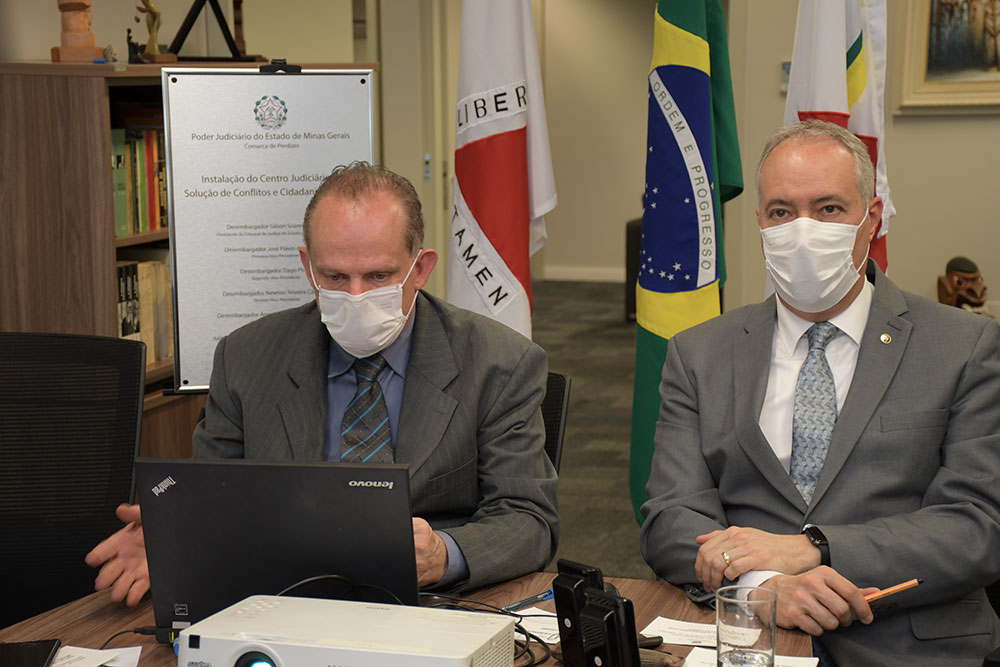 Magistrados em gabinete participam de videoconferência