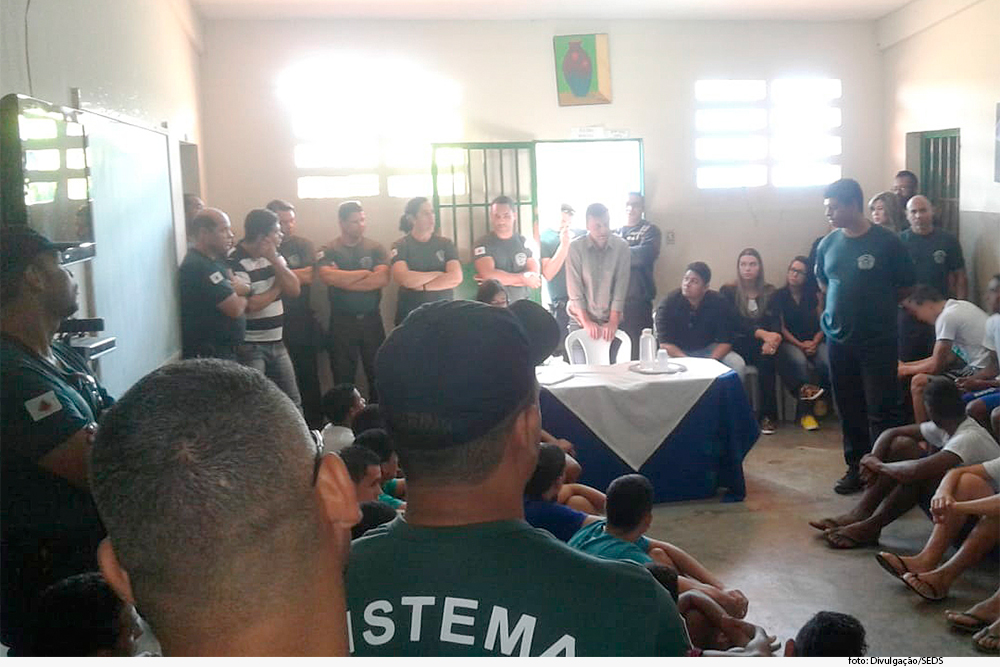 Cerca de 30 pessoas, algumas em pé, outras sentadas, participaram de uma assembleia no centro socioeducativo de Pirapora