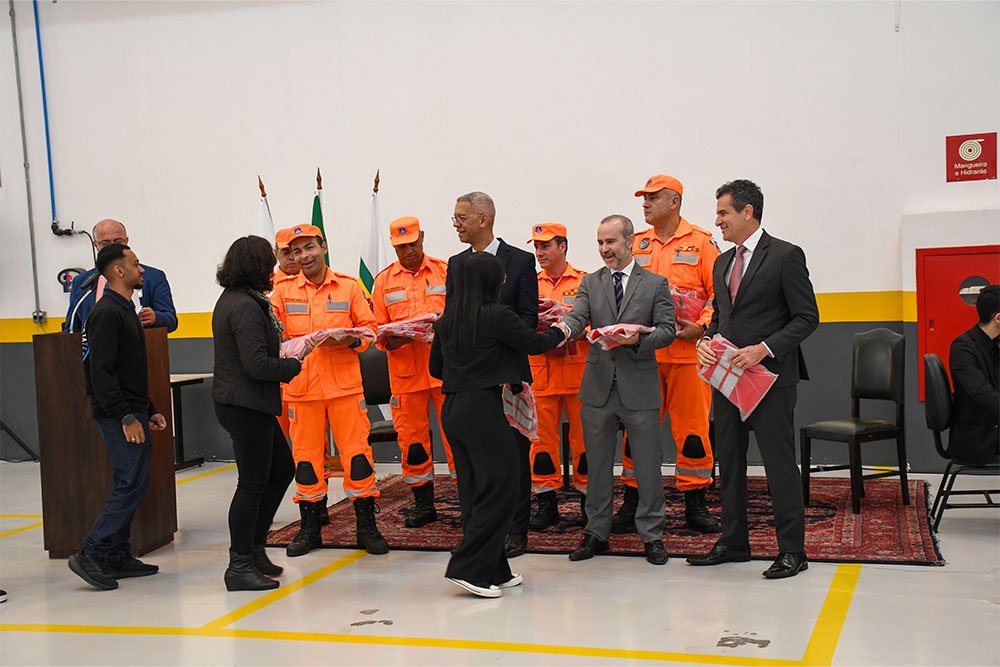 Not-formatura-Brigadistas-entrega-coletes.jpg