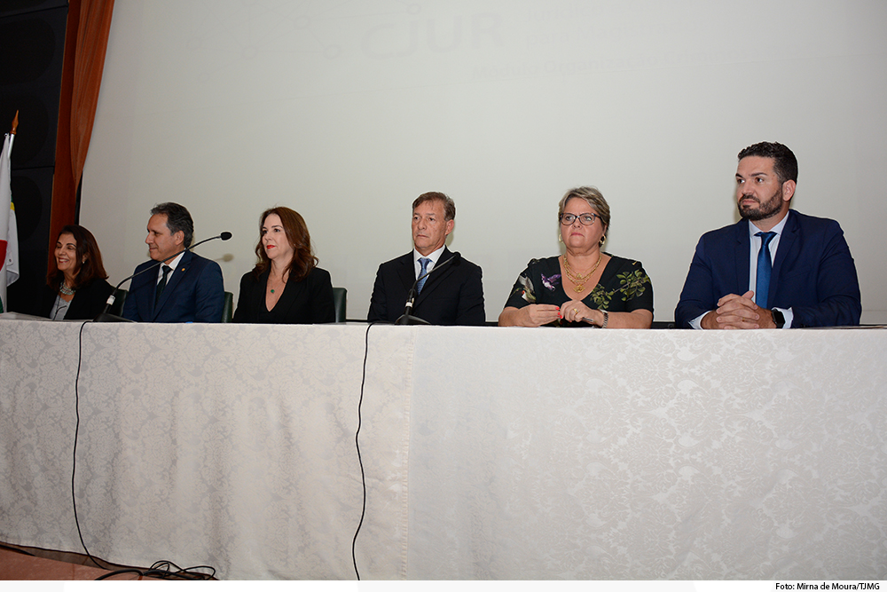 Mesa de autoridades em abertura de evento em auditório