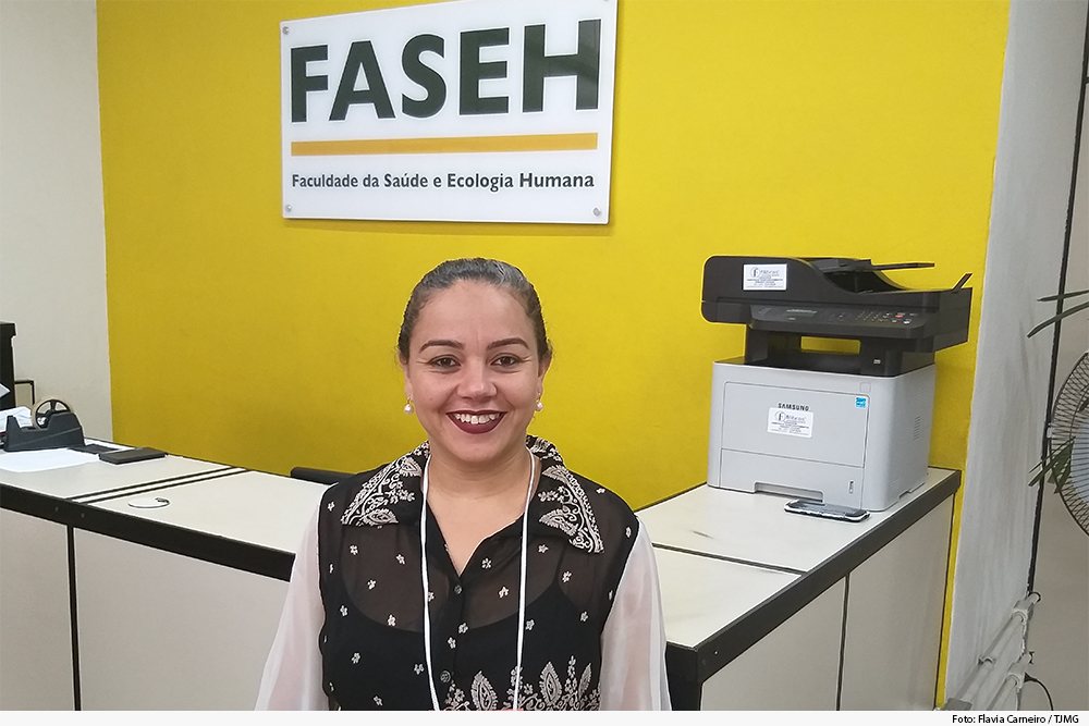 Foto mostra mulher sorrindo