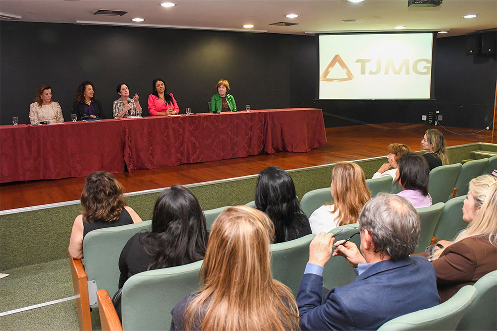 Not-V-Encontro-do-Colegio-de-Ouvidorias-Judiciais-das-Mulheres-Mesa1.jpg