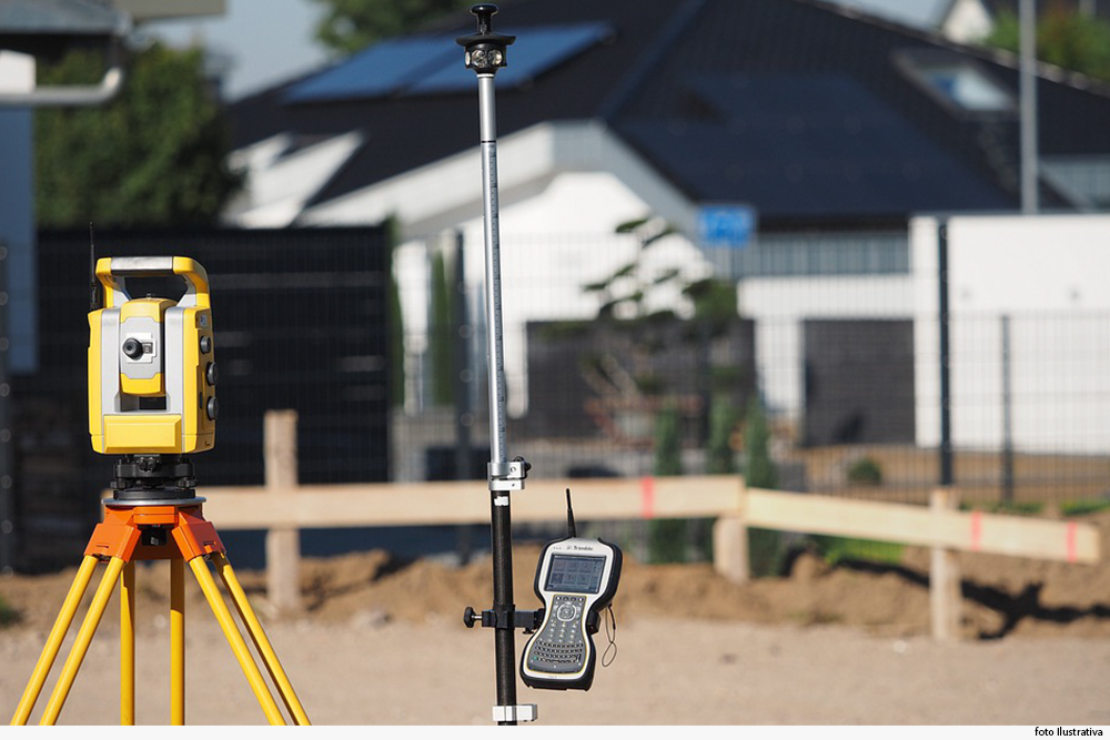 Equipamento de agrimensura em campo