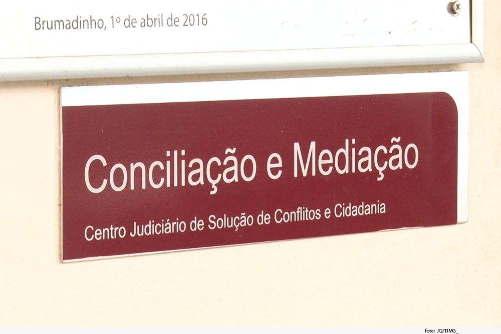 Foto mostra placa com escrito Conciliação e Mediação