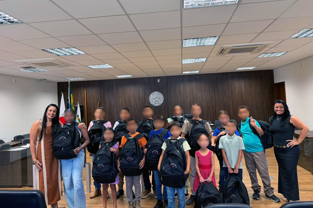 Not Entrega de Kits Escolares em Francisco Sa.jpg