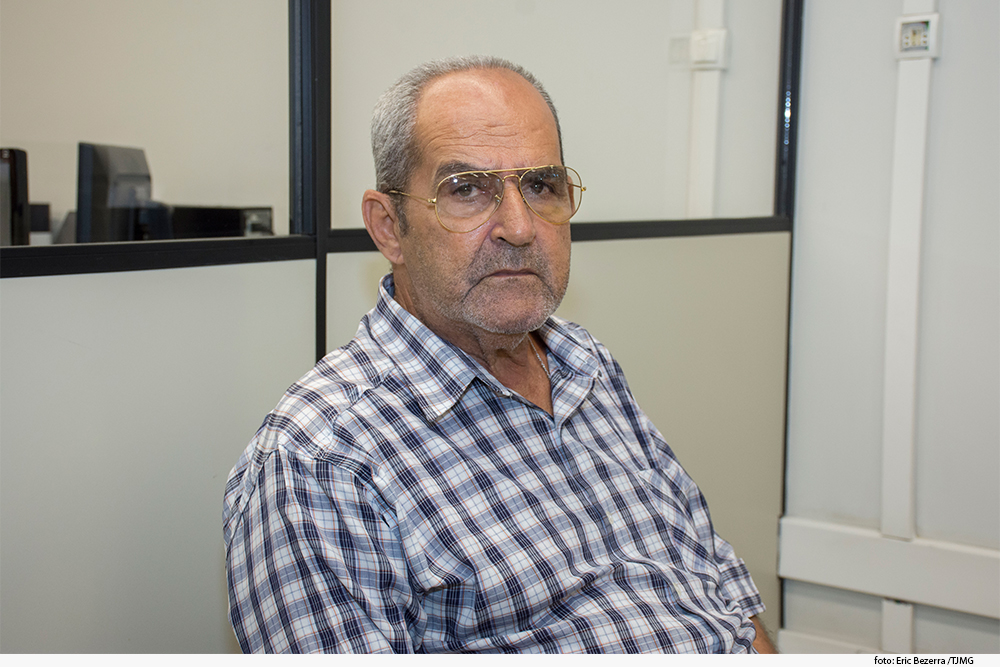 Foto mostra homem de camisa xadrez, cabelos grisalhos e óculos