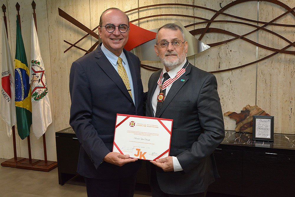 Not---Governador-em-exercicio-e-pres-do-TJMG-entrega-medalhas-a-diretoria-do-TJMG-CA2.jpg