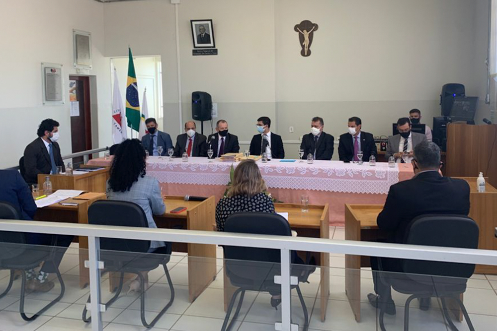 Autoridades reunidas em salão do júri