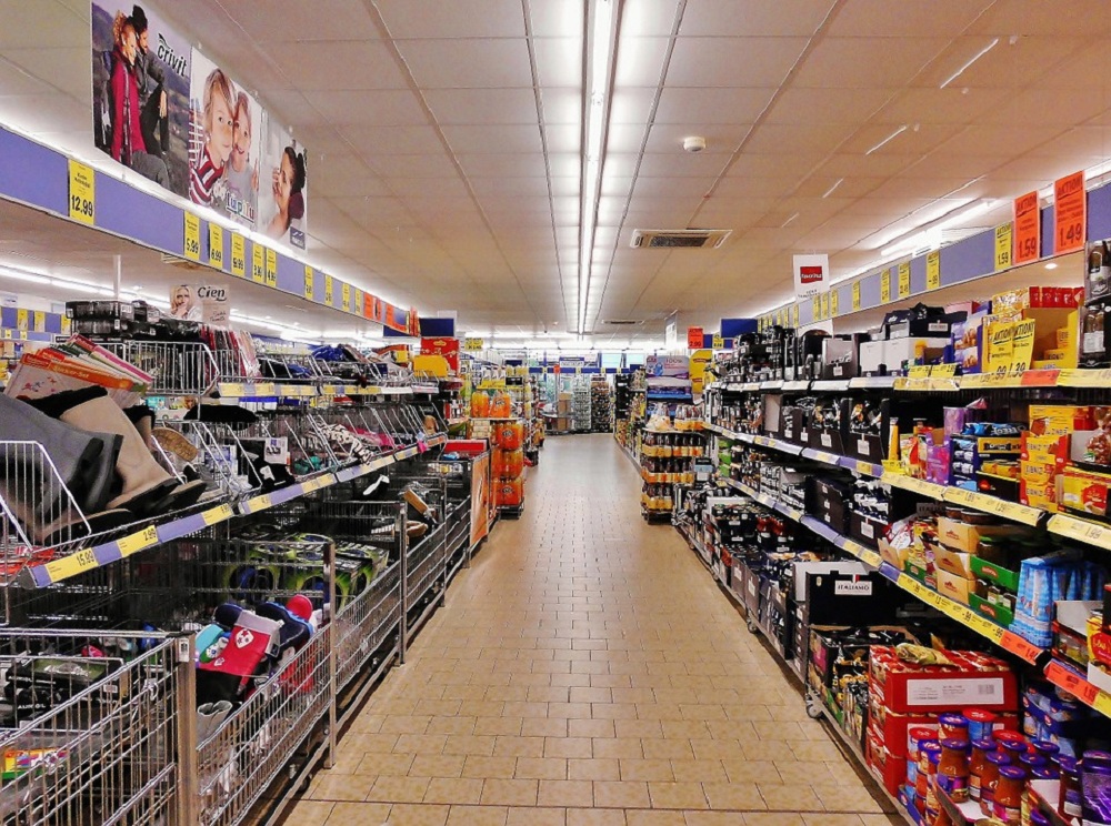 Gôndola de supermercado com produtos