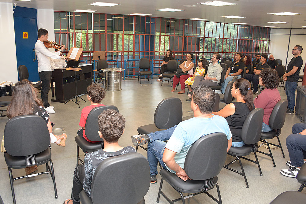Not---Pais-de-integrantes-da-orquestra-conhecem-a-nova-sede-3.jpg