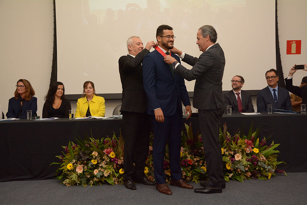 Not---Juiz-Matheus-Moura-Matias-Miranda-recebe-a-medalha-eleitoral-do-TRE9.jpg