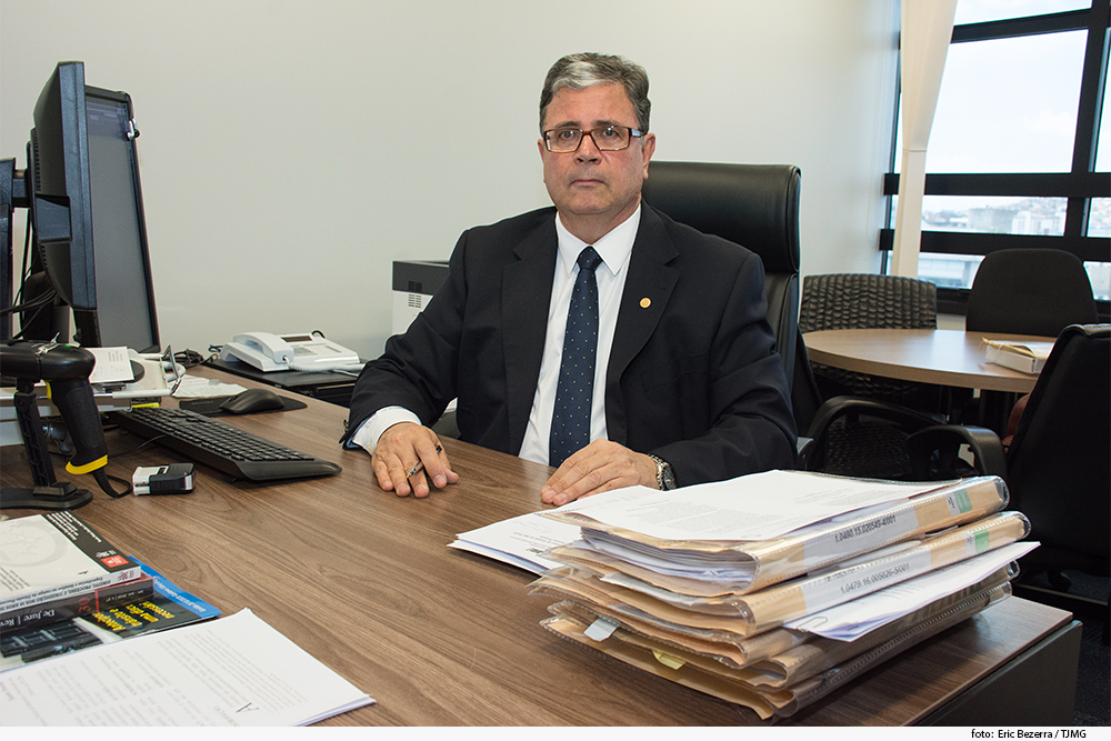 Magistrado em gabinete à mesa de trabalho