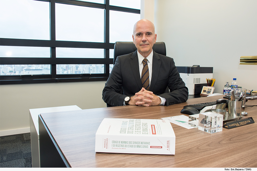 Magistrado de terno em mesa de trabalho no gabinete