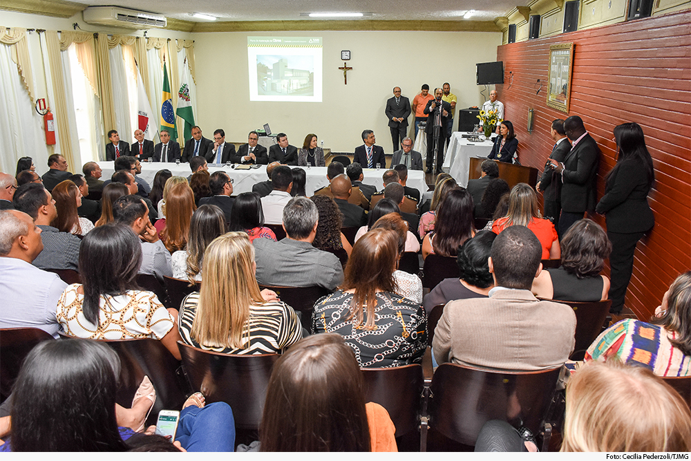 Autoridades em mesa de honra em solenidade