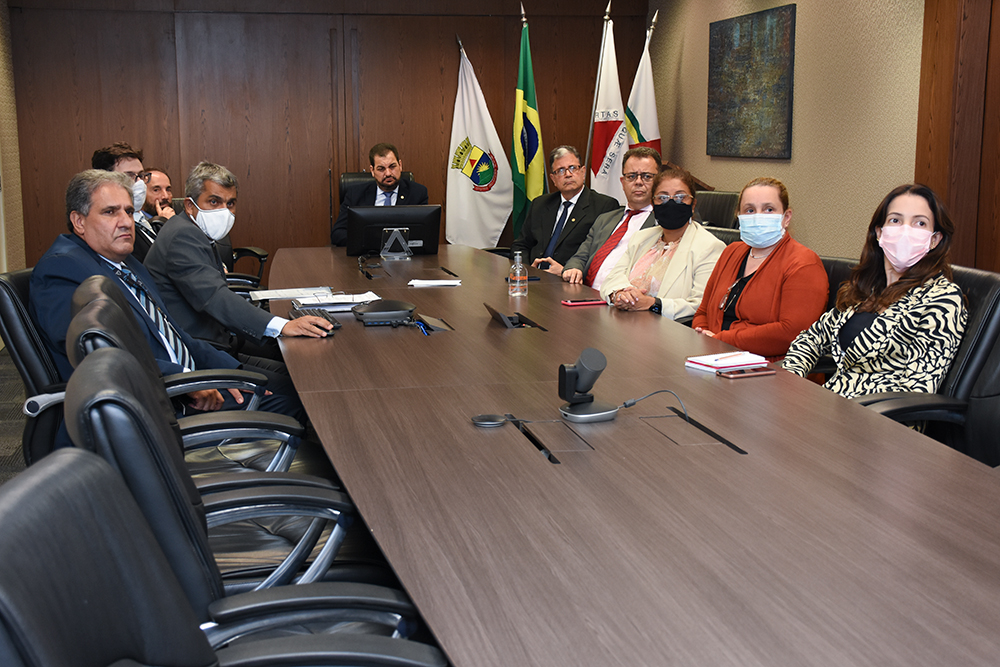 Magistrados e servidores em reunião