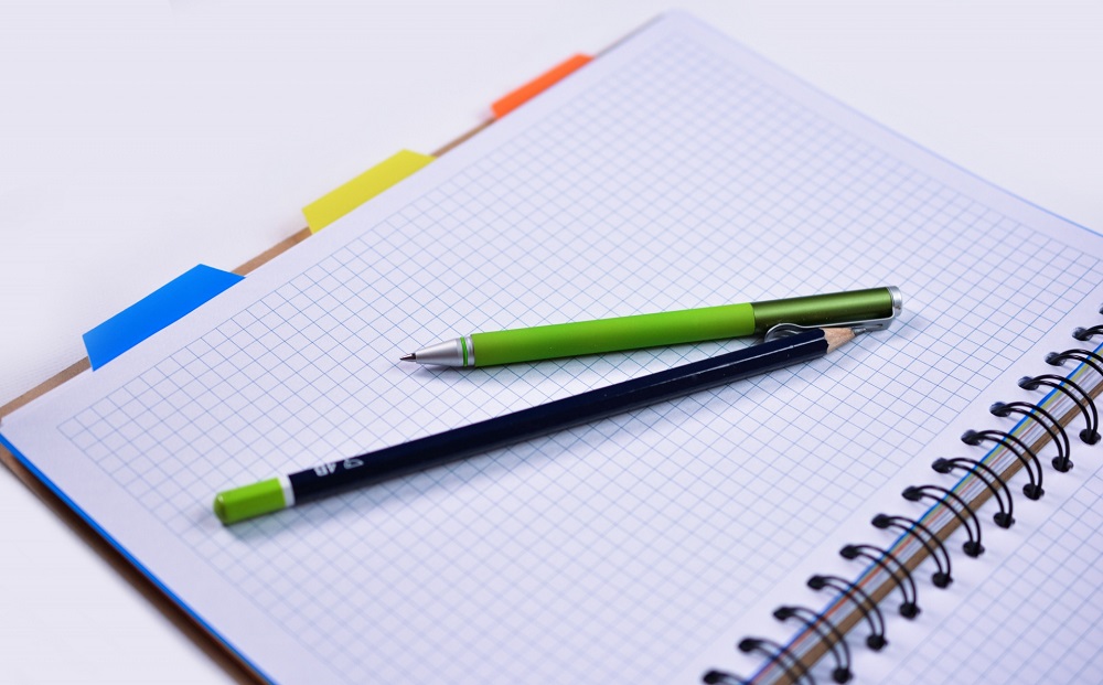 Caderno com lápis e caneta
