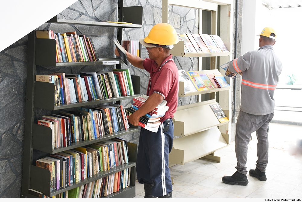 Operários em biblioteca