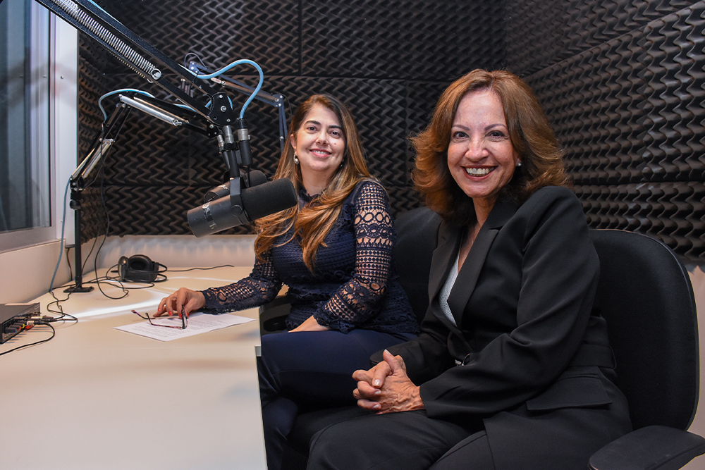 Not---Leila-Ferreira-e-Sandra-Pedrosa-no-estudio-da-radio-TJMG..jpg