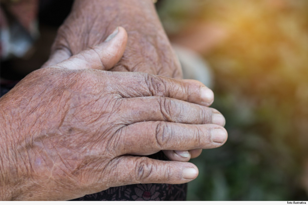 Mãos enrugadas de pessoa idosa