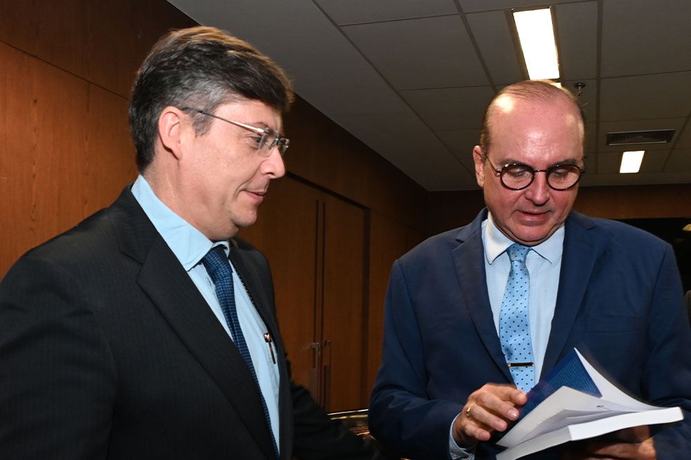 Not-2---Juiz-Andre-Ladeira-da-Rocha-Leao-entrega-livro.jpg