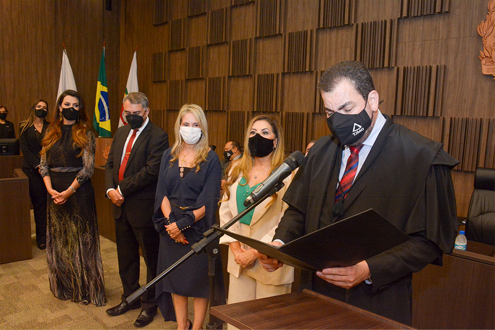 Empossandos de pé acompanham pronunciamento do presidente