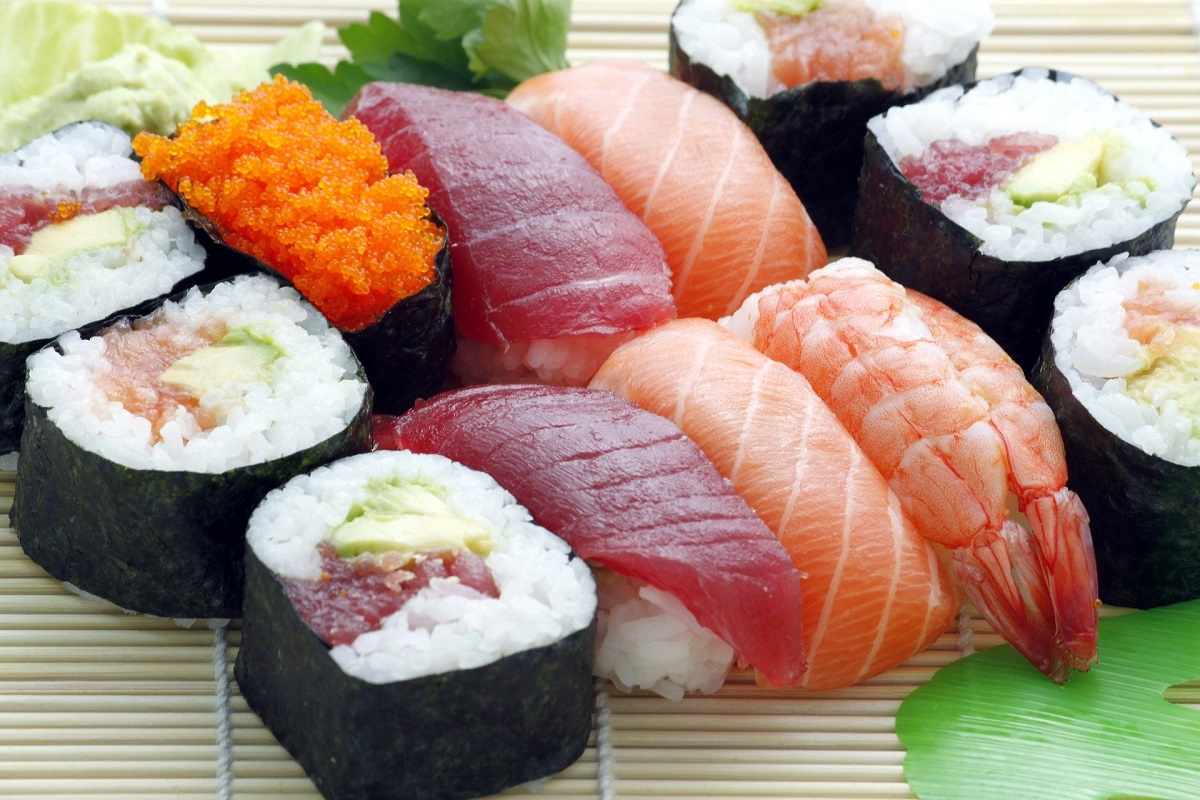 Comida japonesa com peixe cru e camarão