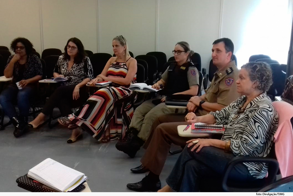 Agentes públicos em roda de conversa em sala no Fórum Lafayette