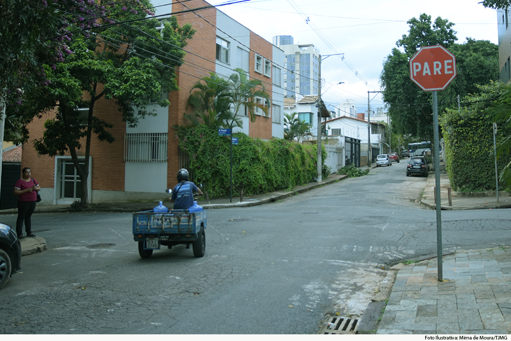 Cruzamento com placa de parada obrigatória