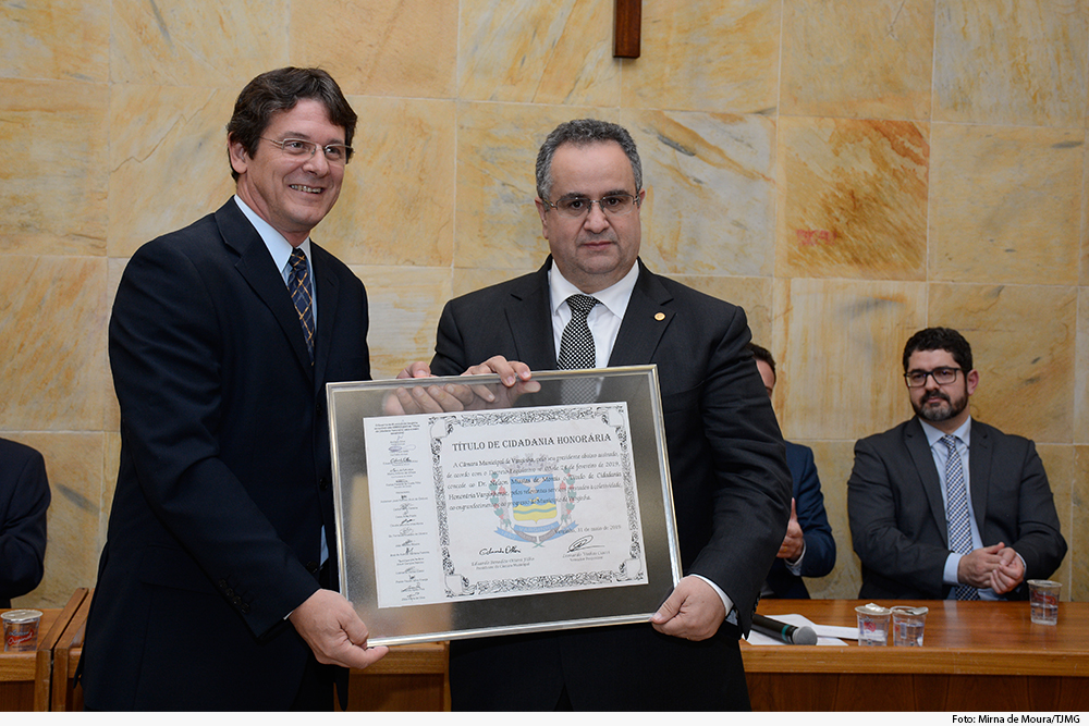 Presidente Nelson Missias de Morais recebe placa de cidadania honorÃ¡ria