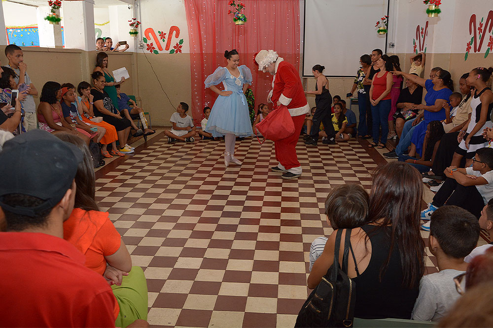 Not---Entrega-de-brinquedos-Escola-Municipal-Fransisco-Salles1.jpg
