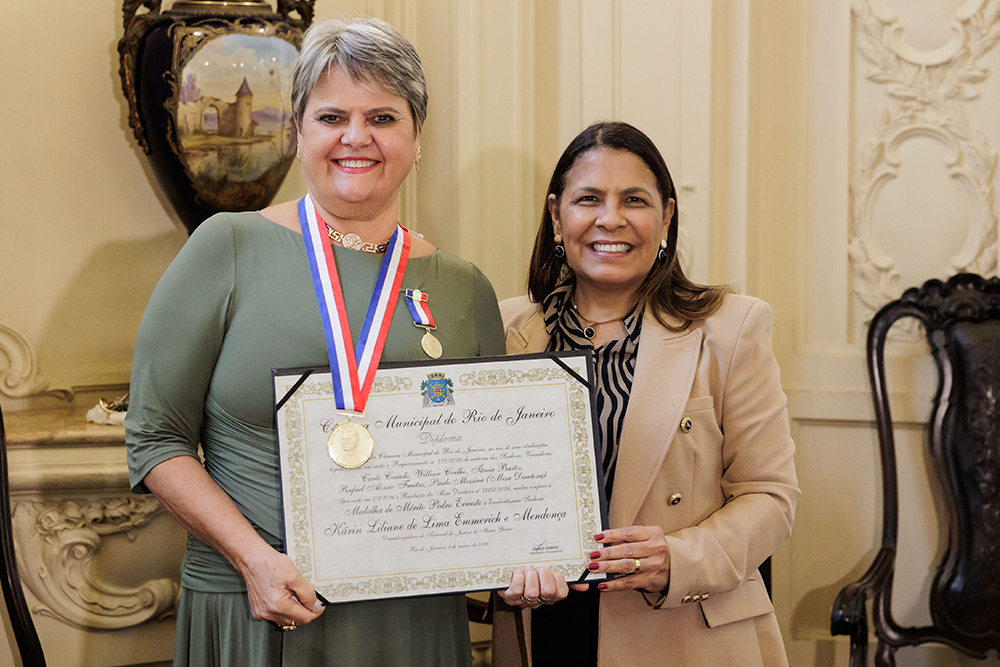 Not 2 Entrega Medalha Pedro Ernesto Karin Emmerich.jpg