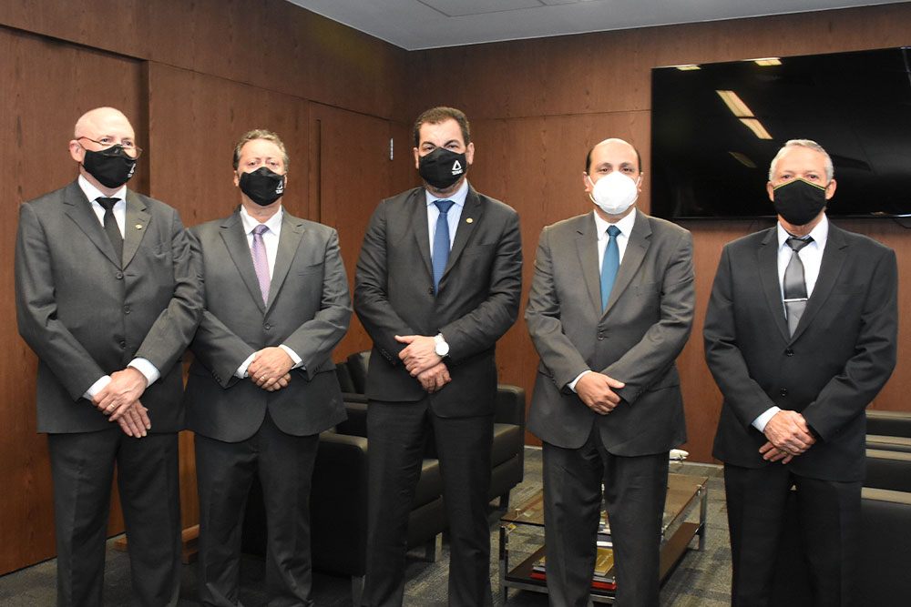 Quatro juízes convocados, de pé, ladeando o presidente