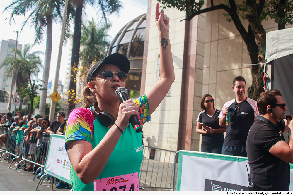 Juíza falando no evento da corrida de rua