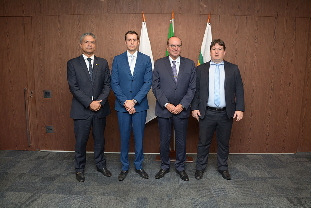 Not---Reuniao-do-PR-Jose-Arthur-com-o-juiz-Dr-Paulo-Cezar-Mourao-Almeida-e-o-desembargador-Carlos-Henrique-Perpetuo-Braga.jpg