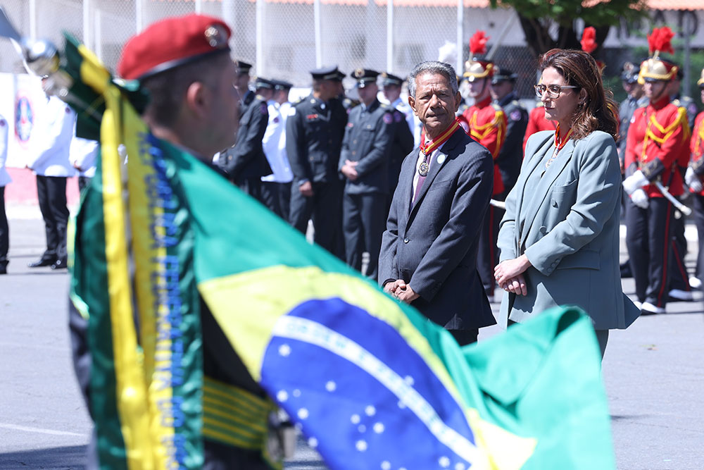 Not-Presidente-Vicente-de-Oliveira-Silva-recebe-medalha-dos-Bombeiros-2.jpg
