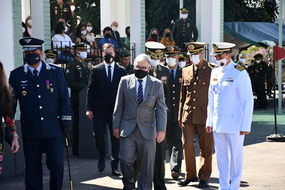 Autoridades militares e civis em evento